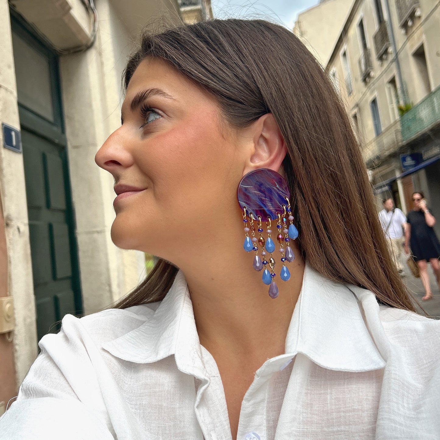 Boucles Pampilles Bleu Violet Francine Bramli Paris avec cabochon marbré violet et bleu et pampilles de perles facettées bleues, violettes et ambrées.