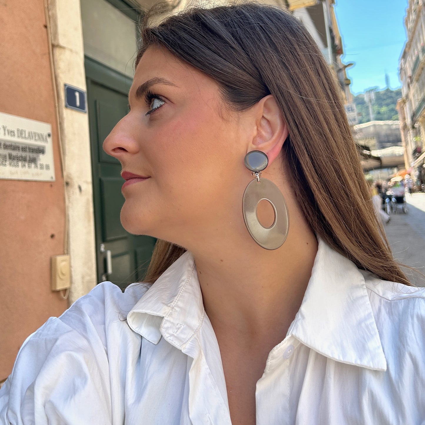 Boucles Pauline Kaki Francine Bramli Paris avec cabochon rond kaki et pendentif ovale ajouré en résine