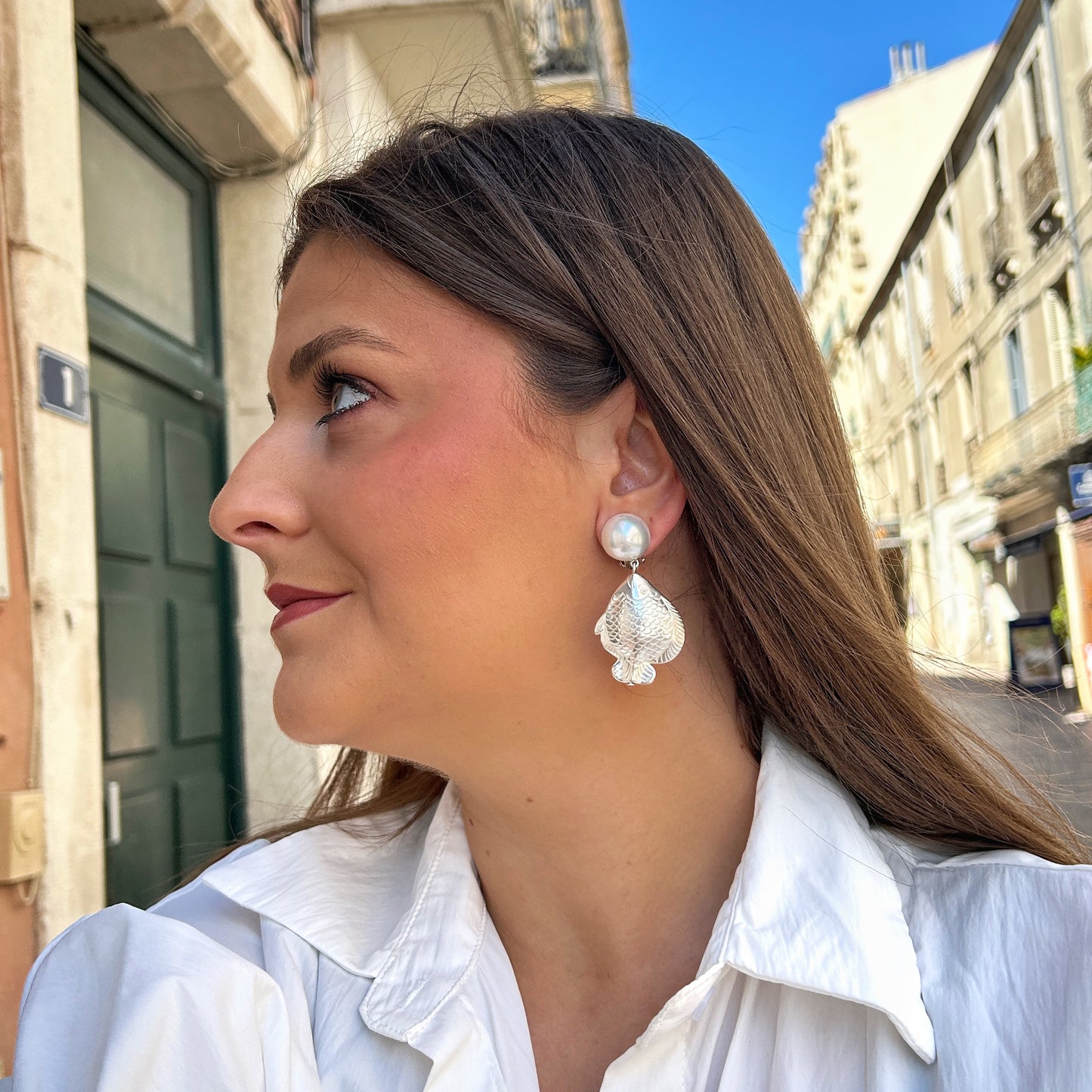 Boucles Poisson Silver Perles Francine Bramli Paris avec perles nacrées irisées et pendentifs poissons argentés texturés