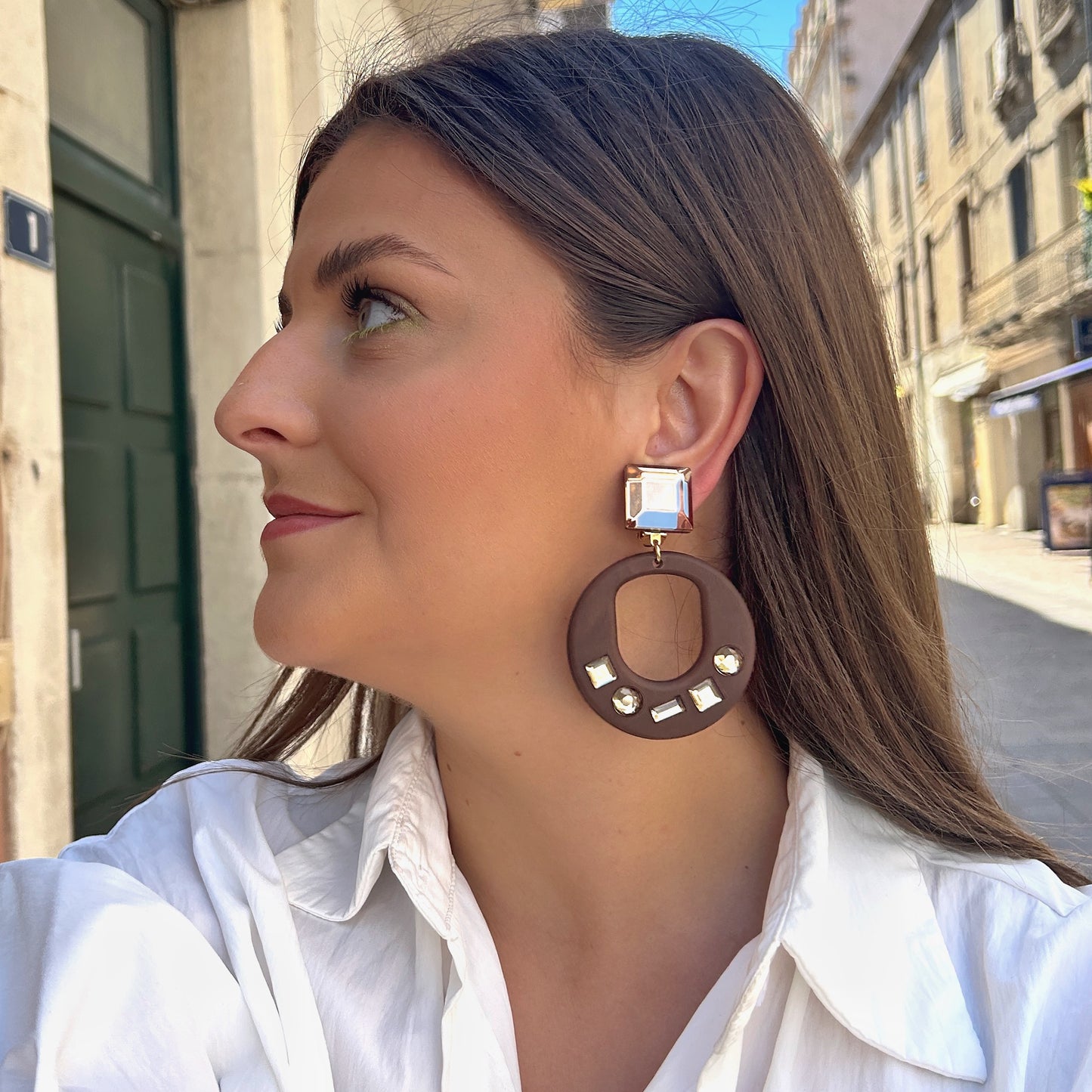 Boucles Queen Marron Francine Bramli Paris en résine marron et strass portées