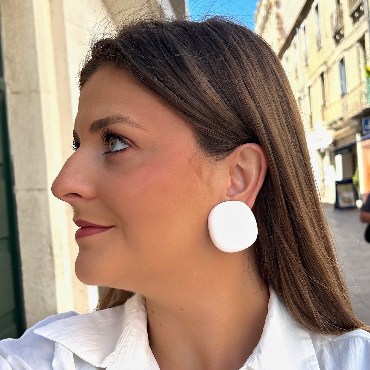 Boucles Rainball Carré Blanc XL Francine Bramli Paris blanches portées