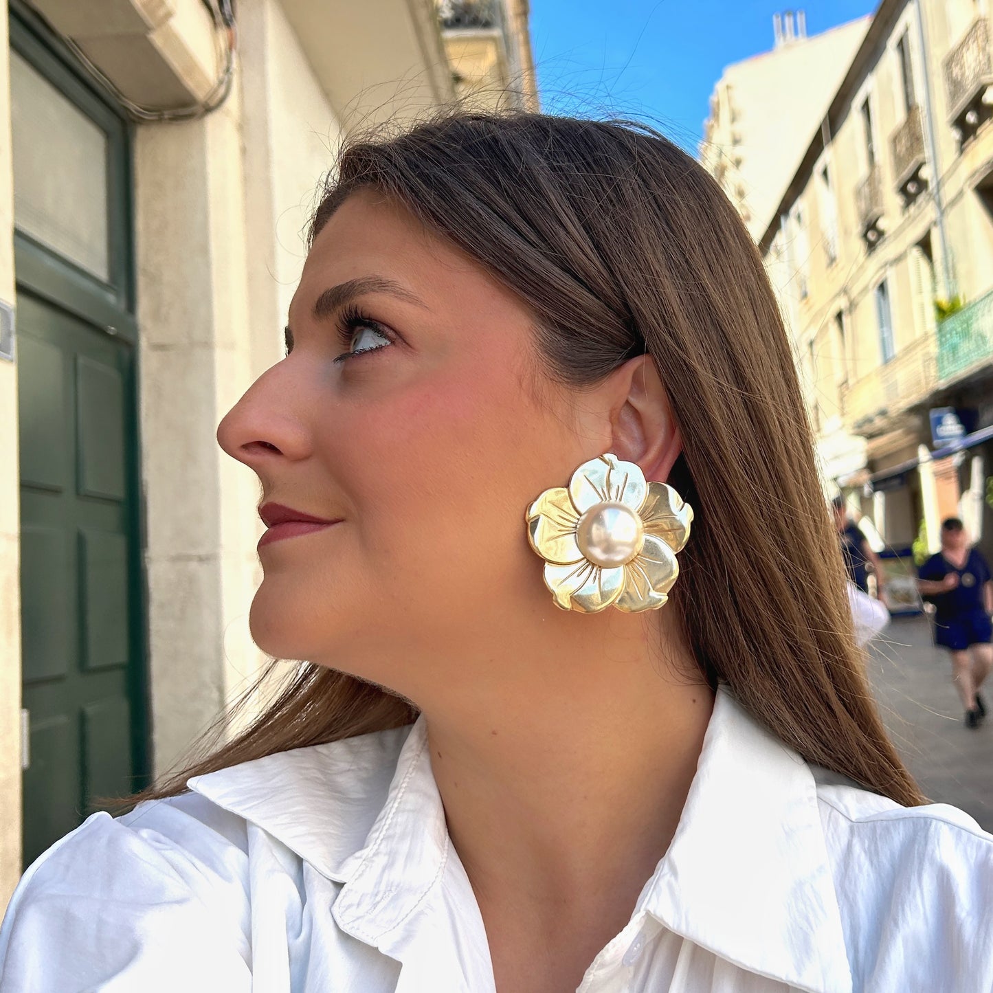 Boucles Rainball Flower Perles Francine Bramli Paris en forme de fleur dorée sculptée avec grande perle nacrée centrale.