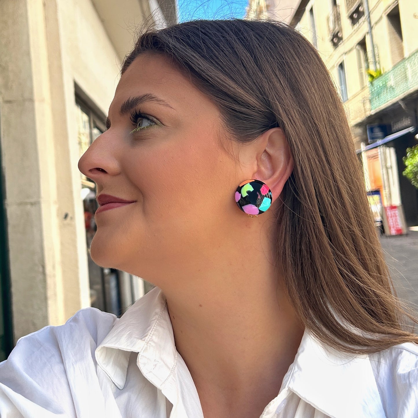 Boucles Rainball Multi Francine Bramli Paris en résine noire avec éclats multicolores rose turquoise vert et corail.