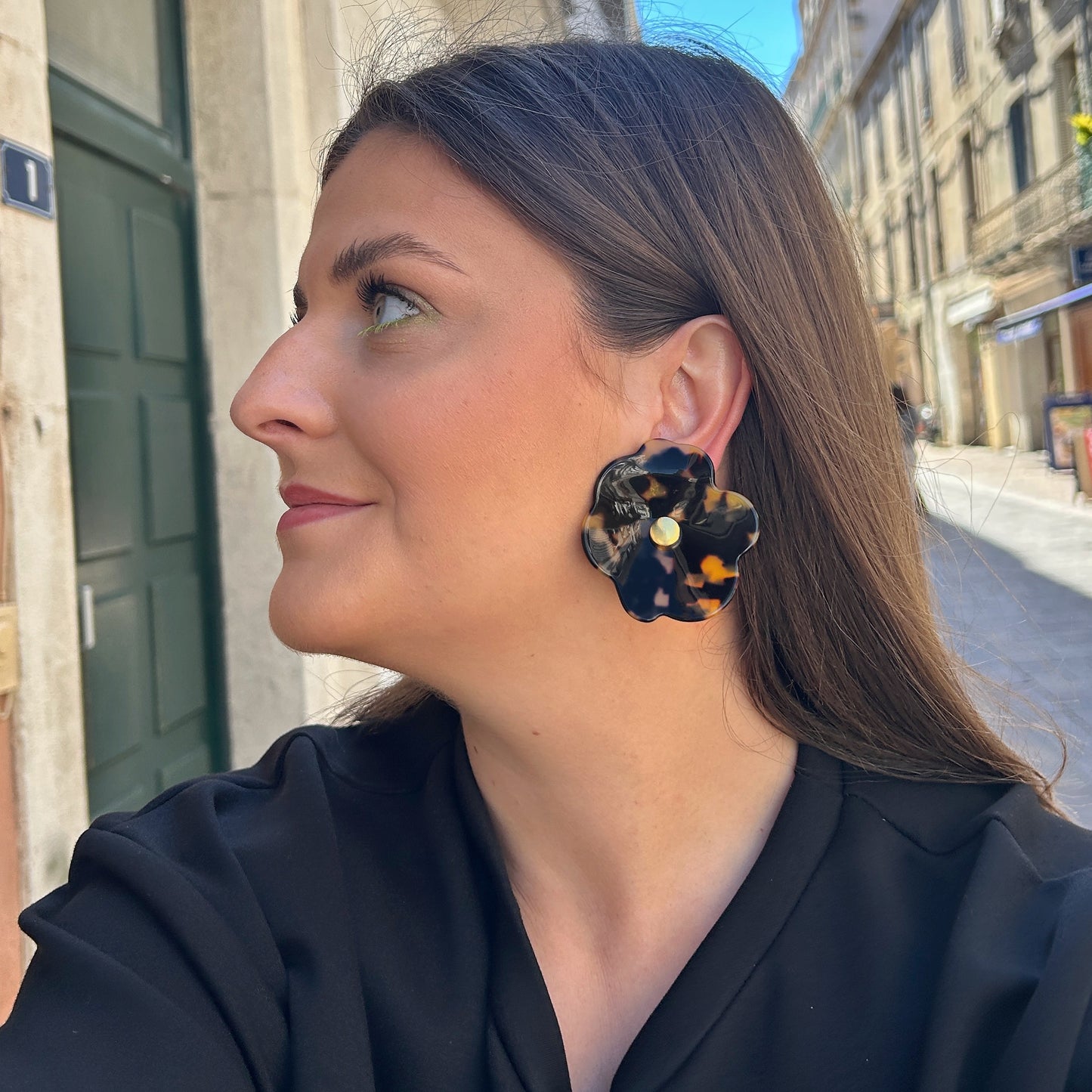 Boucles Rainball Narcisse Écaille Tokyo Francine Bramli Paris en résine fleur écaille chez Divinity Sète