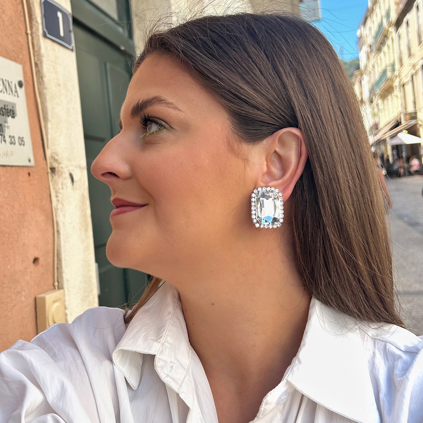 Boucles Rainball Princesse Francine Bramli Paris avec grand cristal rectangulaire transparent facetté et contour de strass argentés.