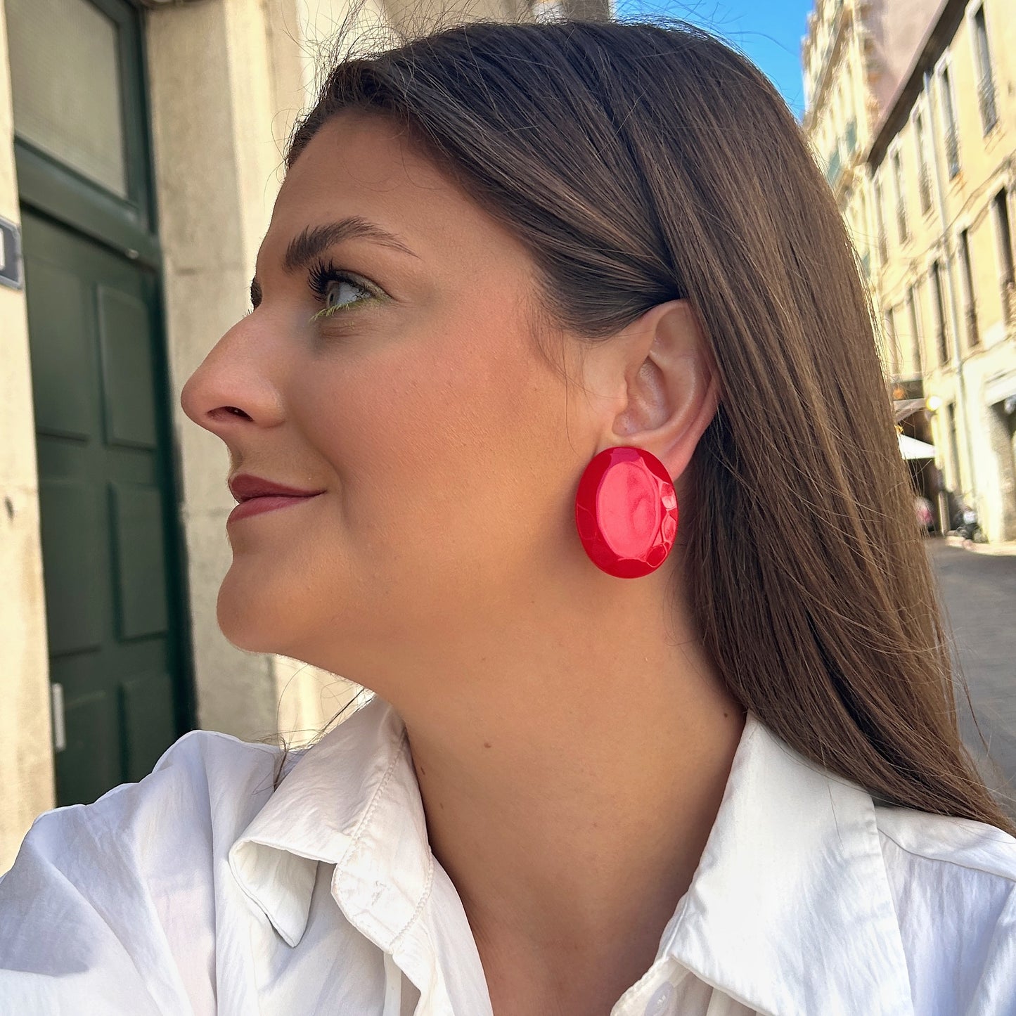Boucles Rainball Rouge Francine Bramli Paris en résine rouge brillante forme ovale