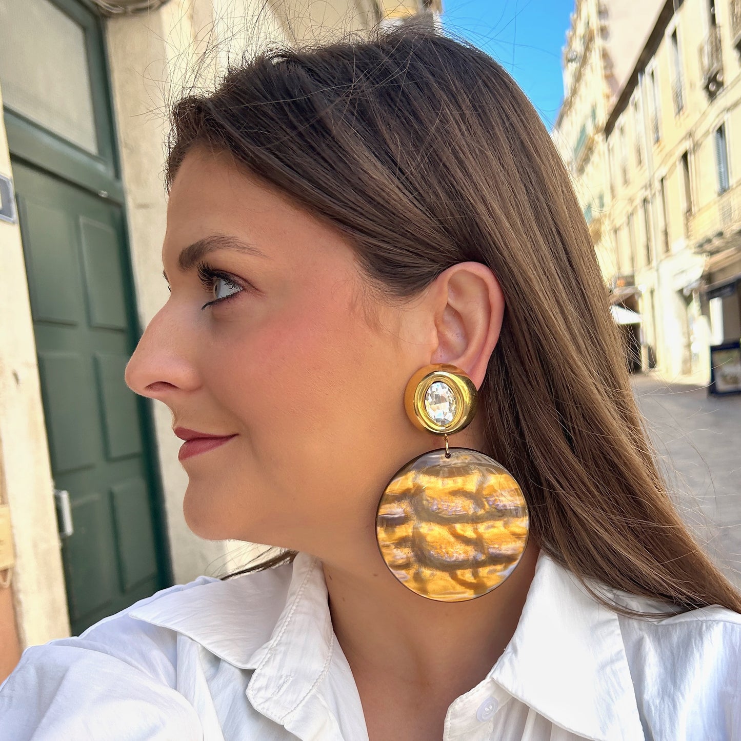 Boucles Rainbow Doré Francine Bramli Paris avec cristal facetté et grand disque rond en résine dorée marbrée