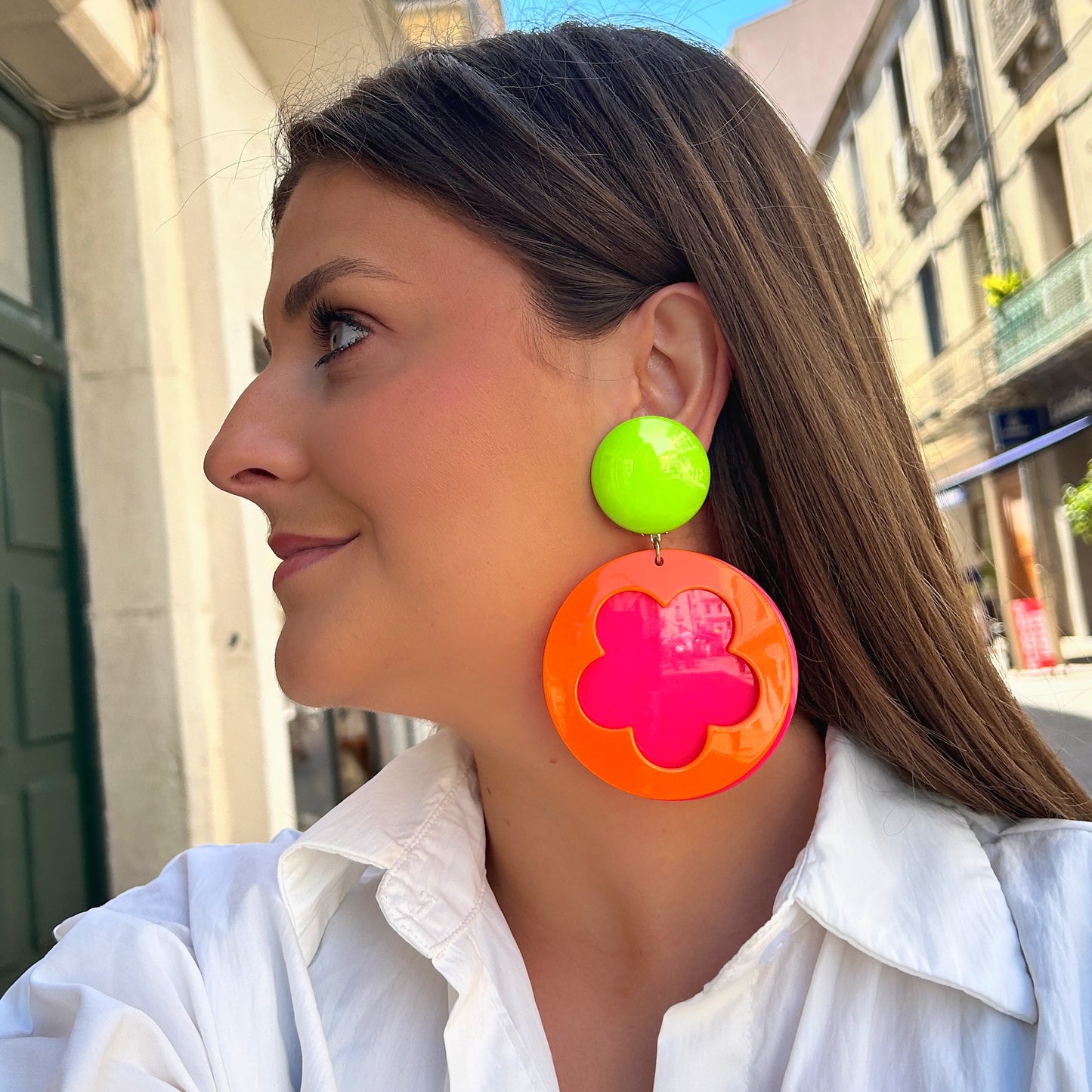 Boucles Rainbow Fluo Francine Bramli Paris orange néon rose fuchsia et vert fluo en résine brillante portées – boucles oversize colorées femme chez Divinity Sète