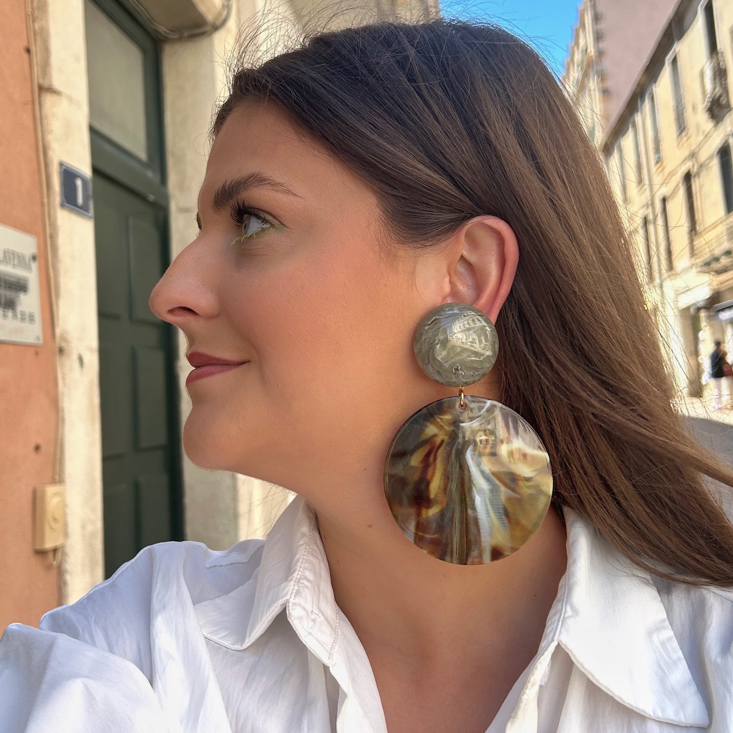 Boucles Rainbow Kaki Francine Bramli Paris rondes marbrées aux nuances kaki, bronze, ivoire et caramel.