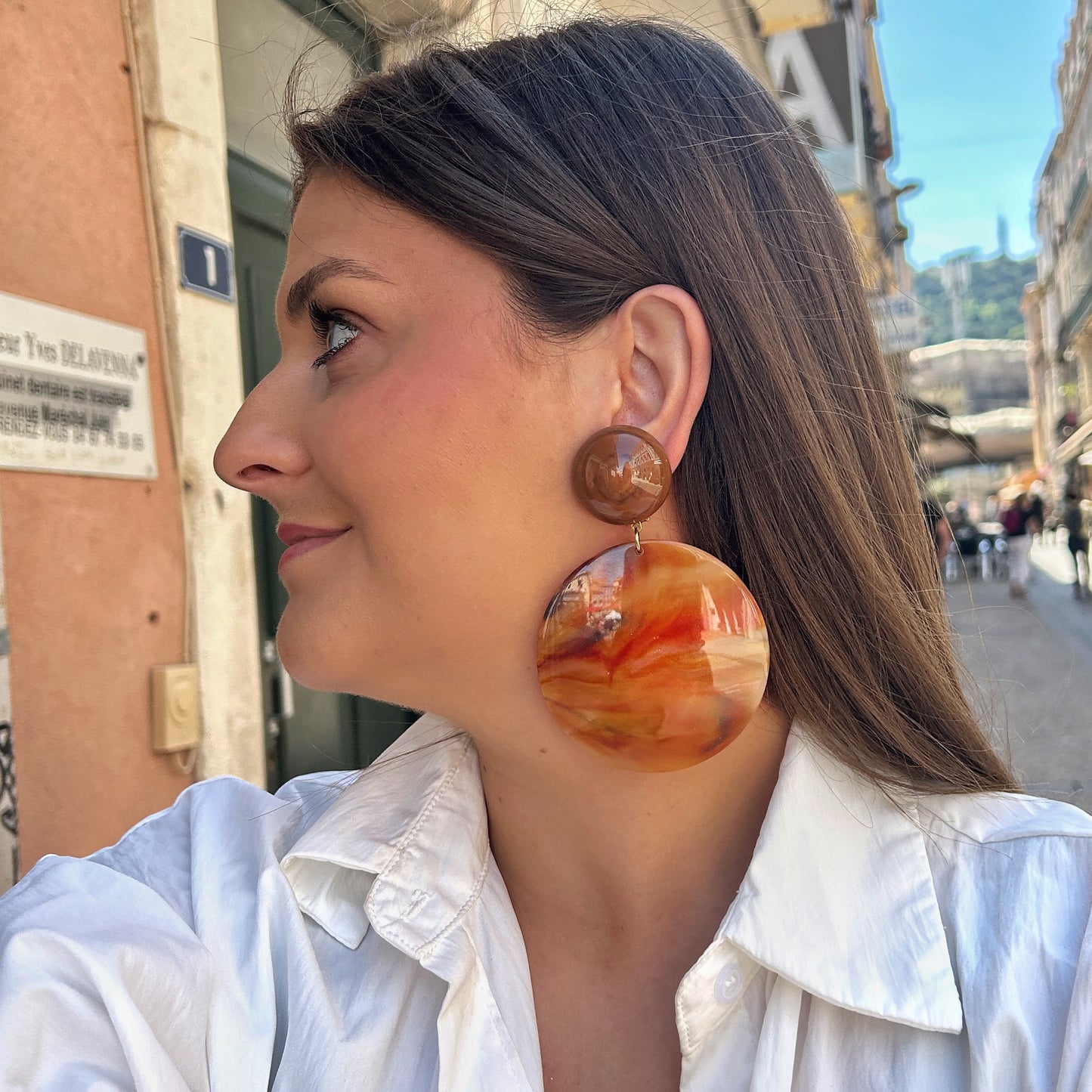 Boucles Rainbow Orange Francine Bramli Paris en résine marbrée orange et caramel portées