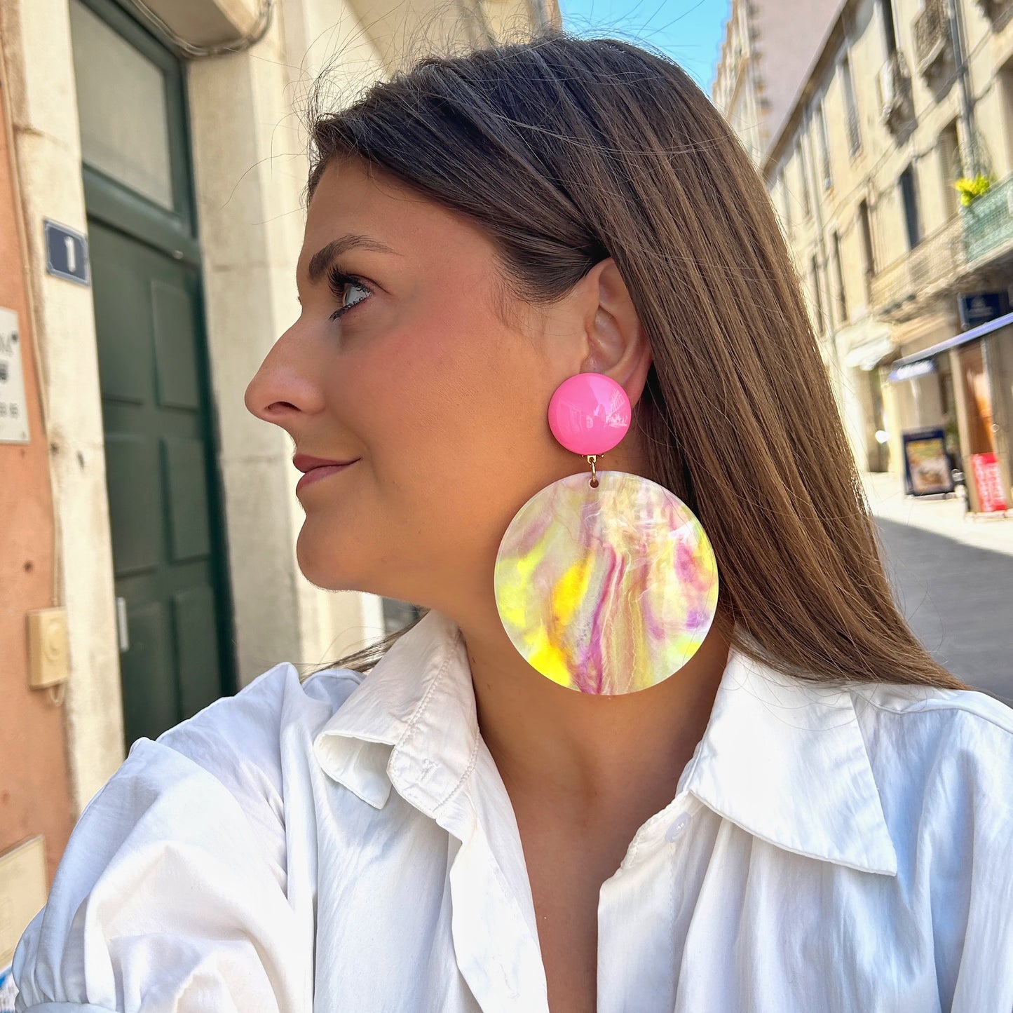 Boucles résine marbrée rose et jaune Francine Bramli Paris
