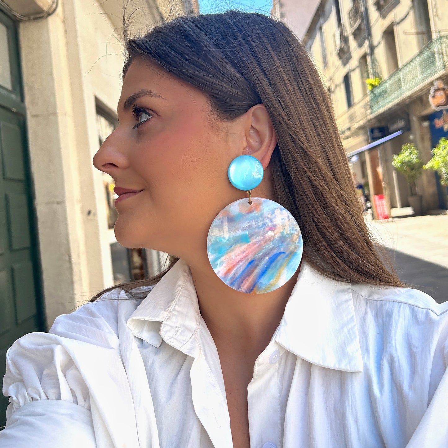 Boucles Rainbow Turquoise Francine Bramli Paris en résine pastel portées