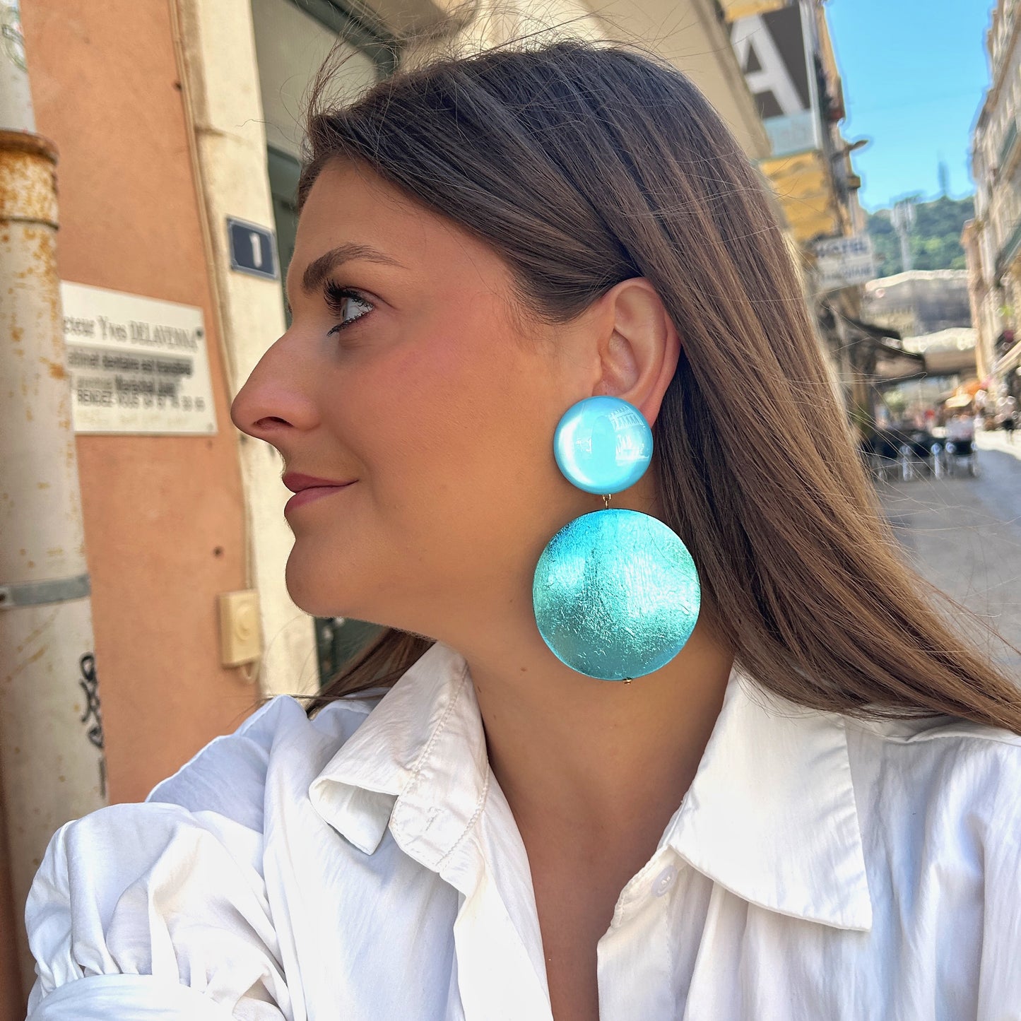 Boucles Rétro Turquoise Francine Bramli Paris bleu métallisé portées