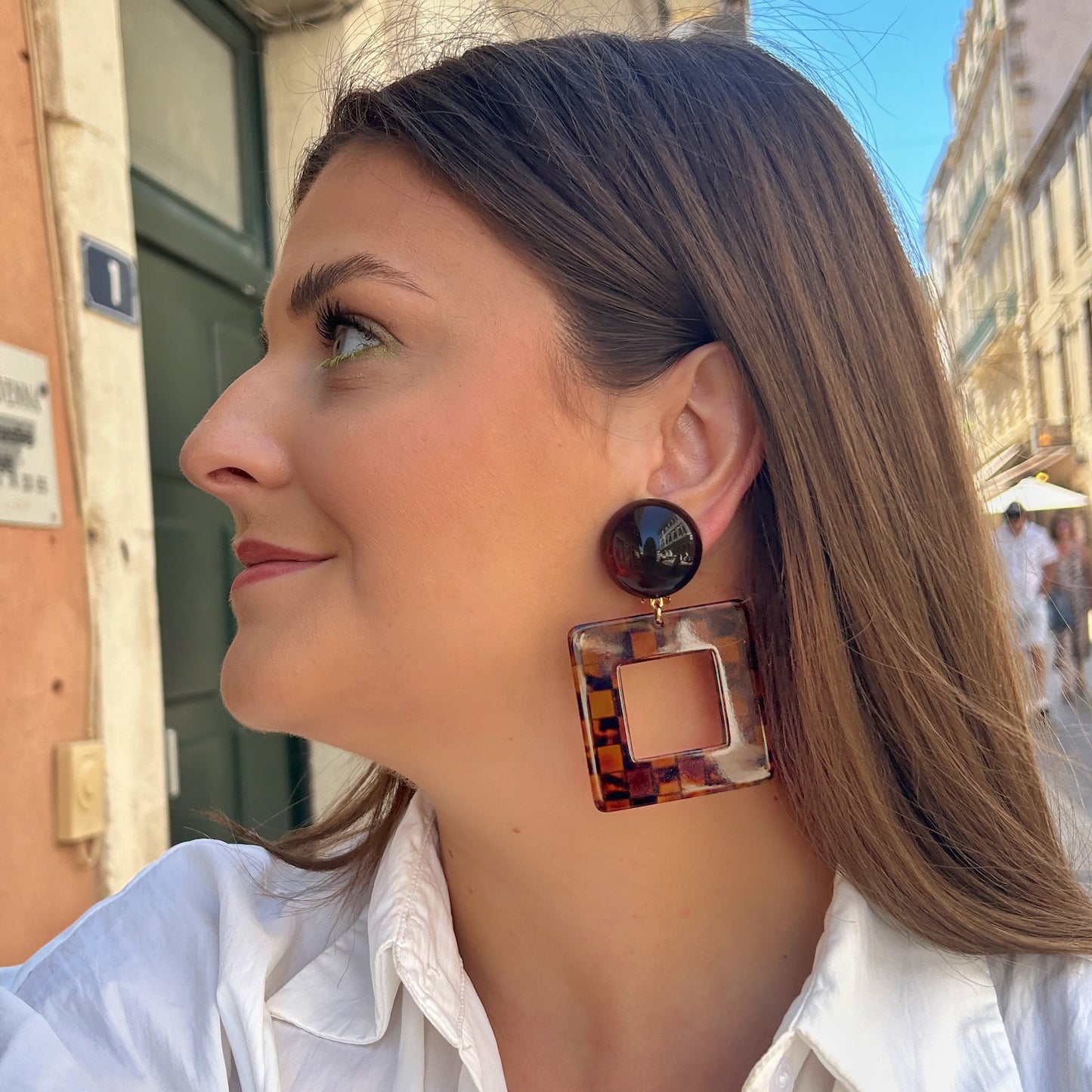 Boucles Reya Marron Carreaux Francine Bramli Paris en résine écaille effet damier marron et caramel