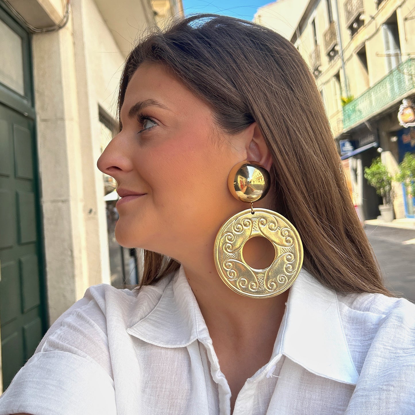 Boucles Rosace Dorée Francine Bramli Paris avec motif circulaire gravé ajouré chez Divinity Sète