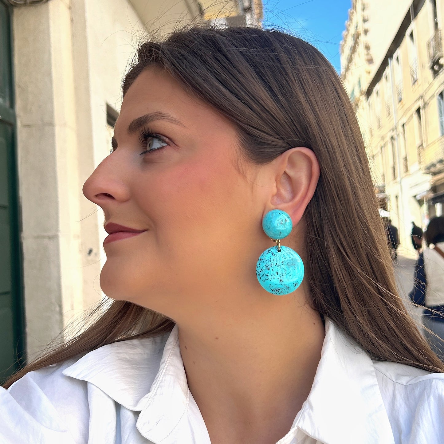 Boucles Salsa Turquoise Francine Bramli Paris en résine bleu turquoise effet minéral chez Divinity Sète