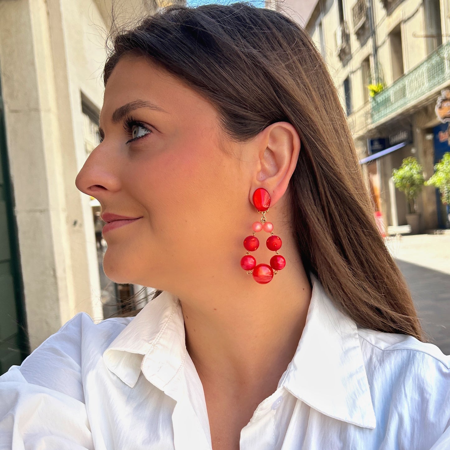 Boucles Sarah Rouge Francine Bramli Paris en résine rouge et corail portées sur oreille