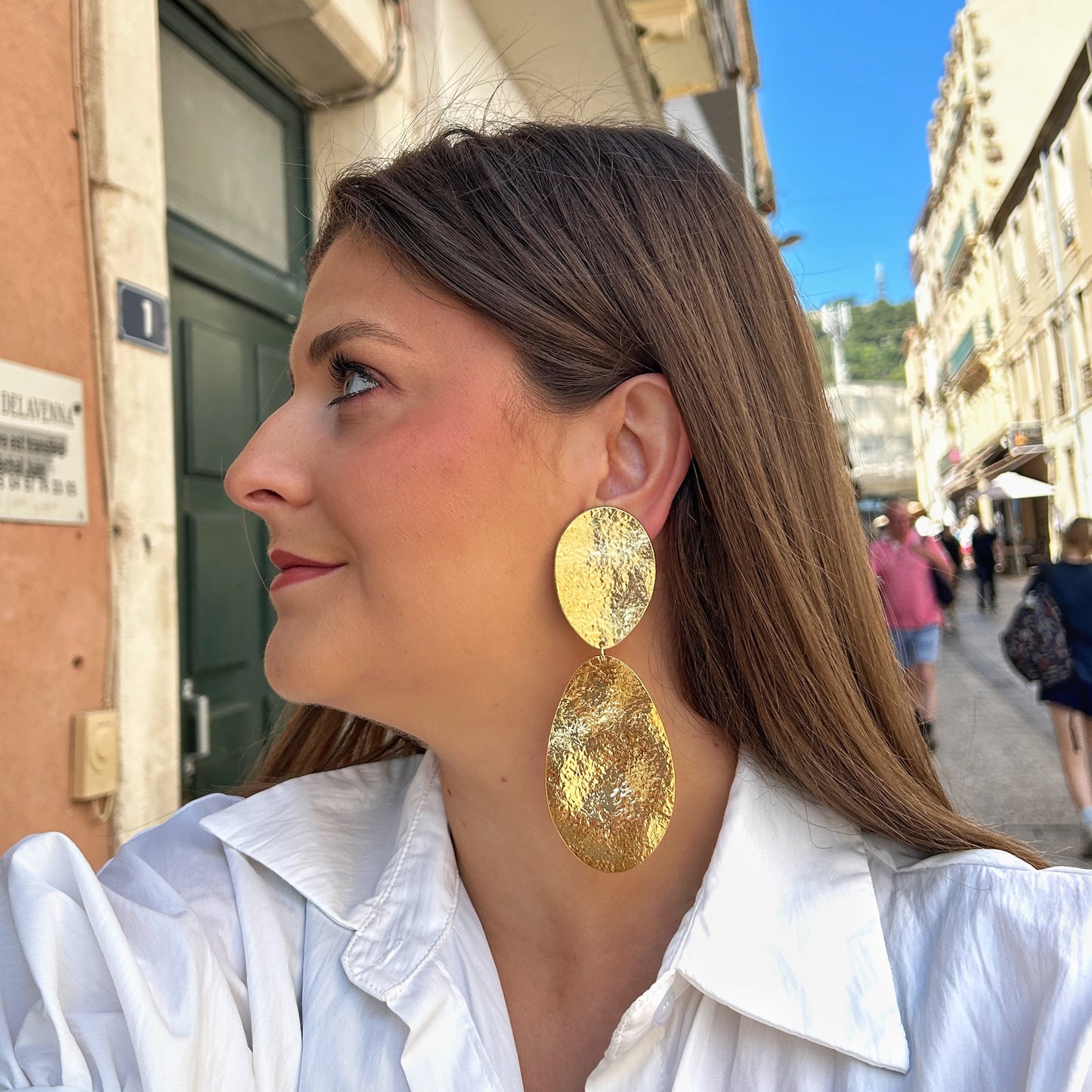 Boucles Sicily Gold Francine Bramli Paris dorées effet martelé avec grandes formes ovales texturées.