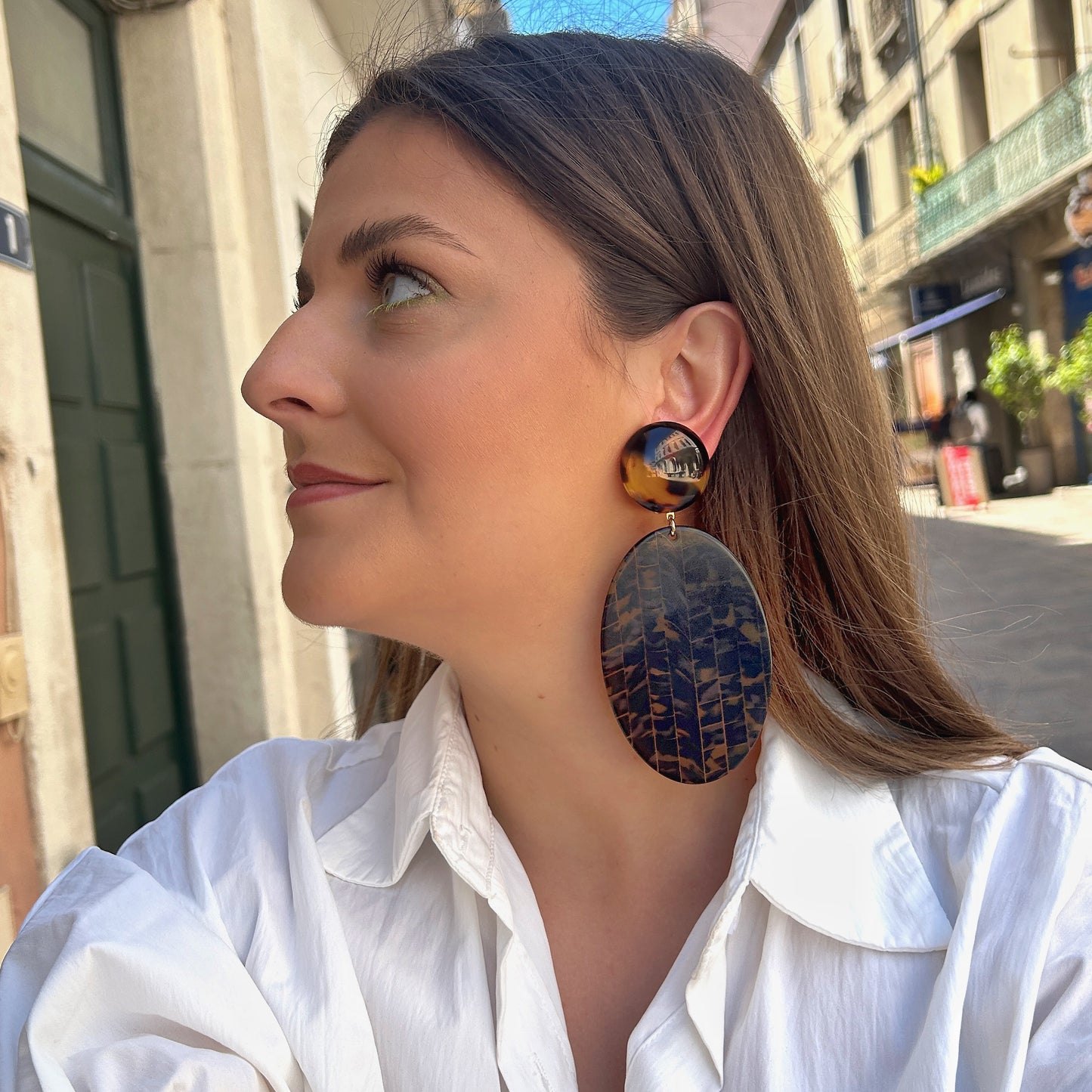 Boucles Solal Écaille de Tokyo Francine Bramli Paris en résine écaille avec pendentif ovale gravé effet feuillage