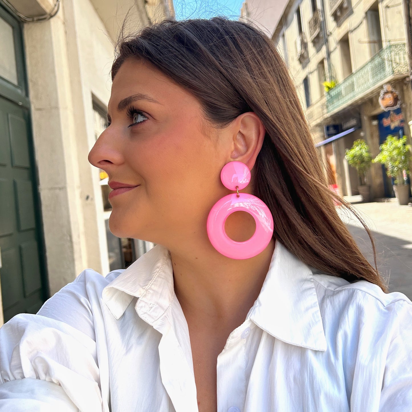 Boucles Tabasco Rose Francine Bramli Paris en résine rose glossy XXL chez Divinity Sète