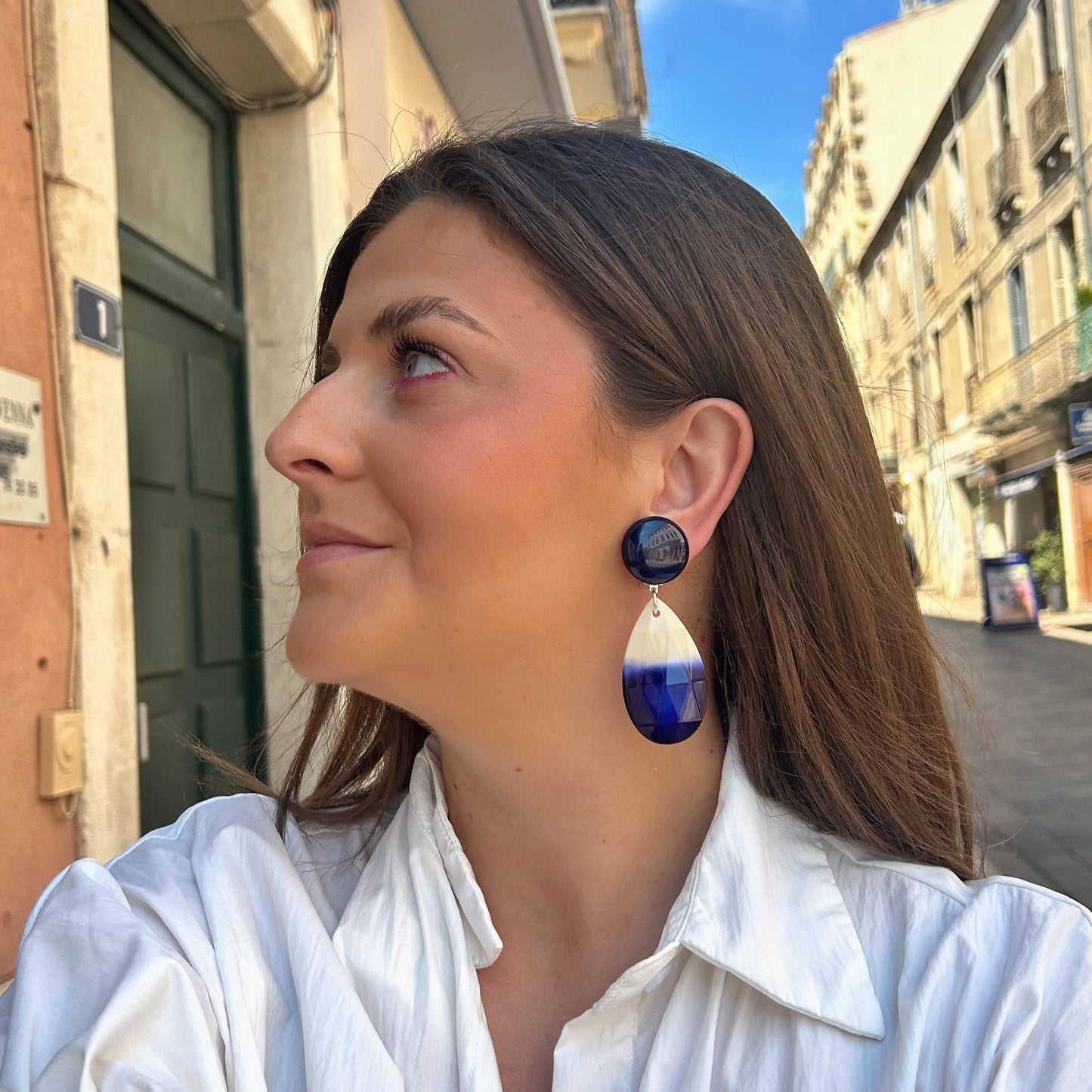 Boucles d'oreilles Taïs Bleu Francine Bramli Paris avec puce ronde bleu marine et pendentif goutte facetté blanc et bleu en résine.