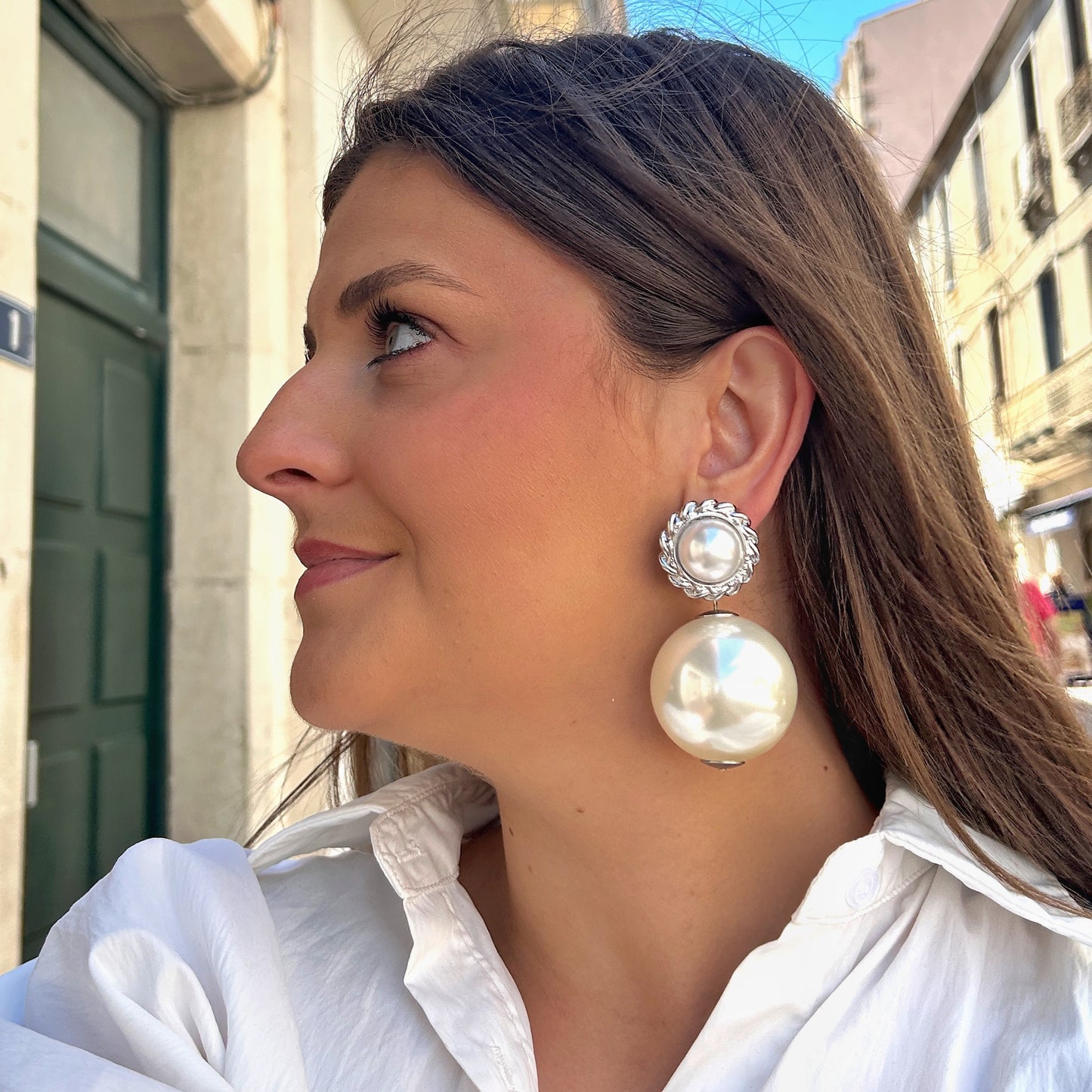 Boucles Théonie Silver XL Francine Bramli Paris avec perles nacrées XXL et cabochon argenté travaillé