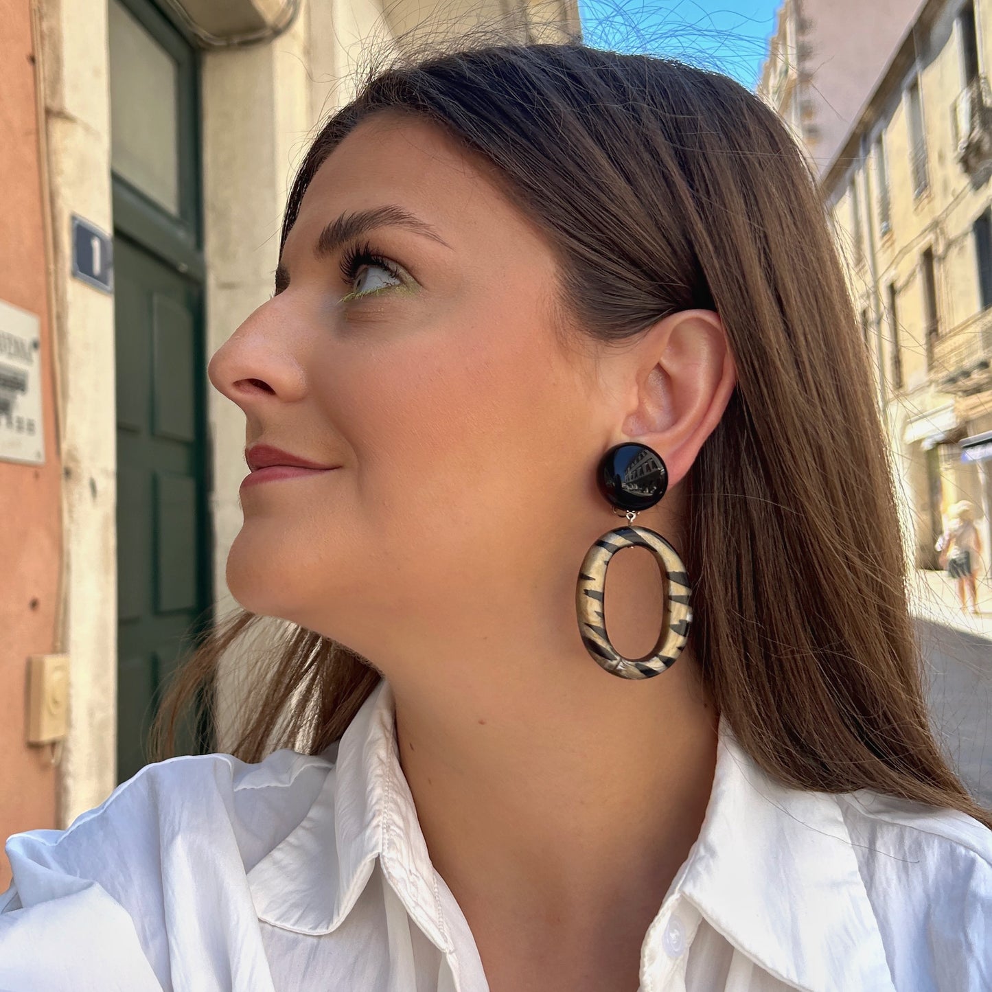 Boucles Tiger Francine Bramli Paris avec cabochon noir brillant et anneau résine motif tigre beige et noir