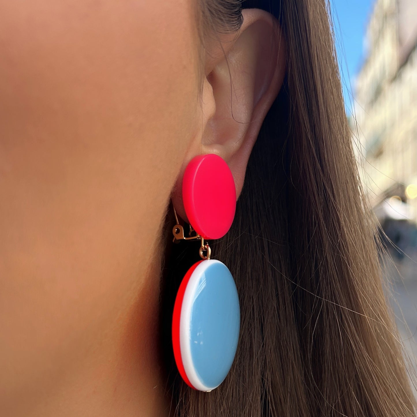 Boucles Tranoï Rose Bleu Francine Bramli Paris en résine rose fluo et bleu ciel avec design rond graphique et coloré.