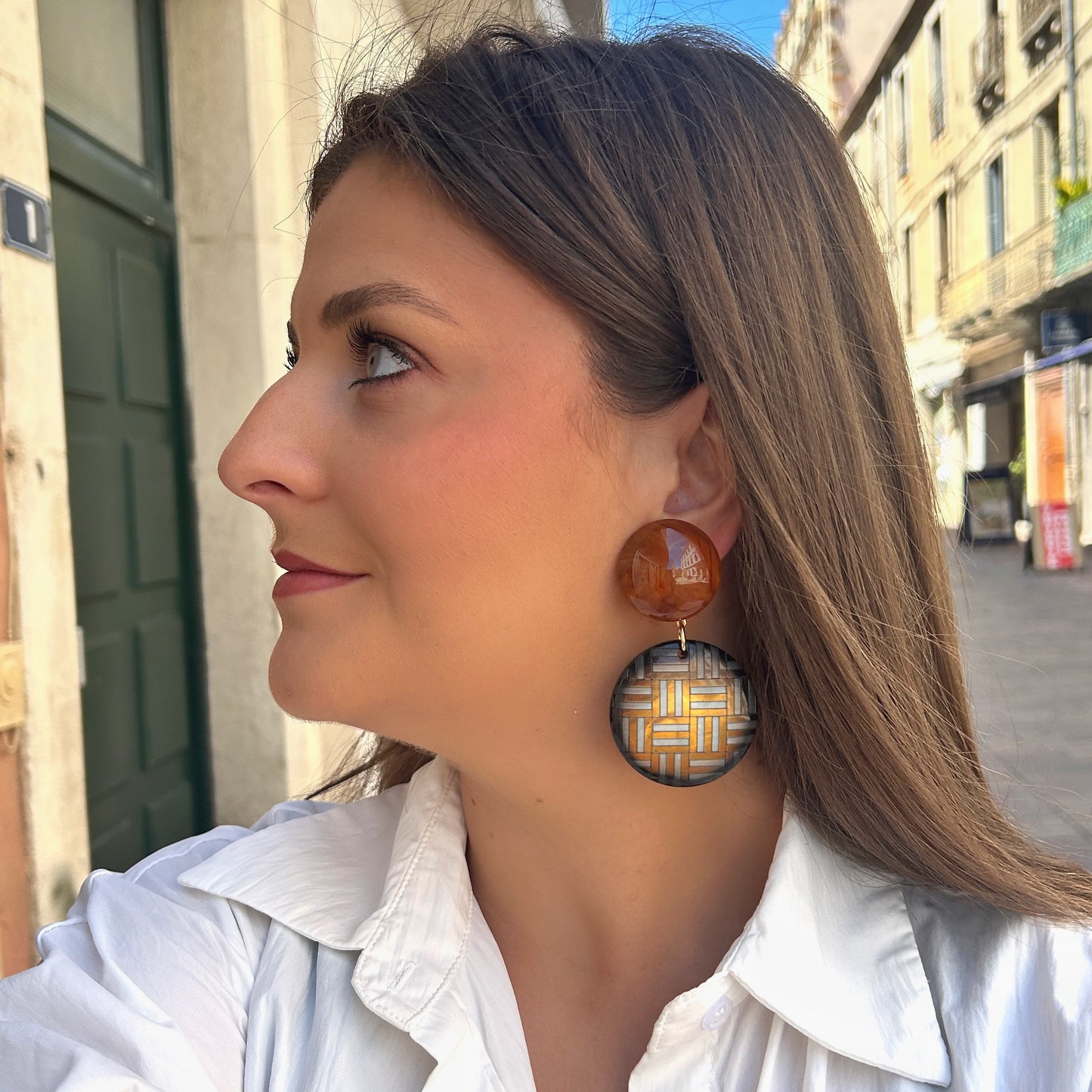 Boucles Tresse Francine Bramli Paris en résine graphique marron noir et doré chez Divinity Sète