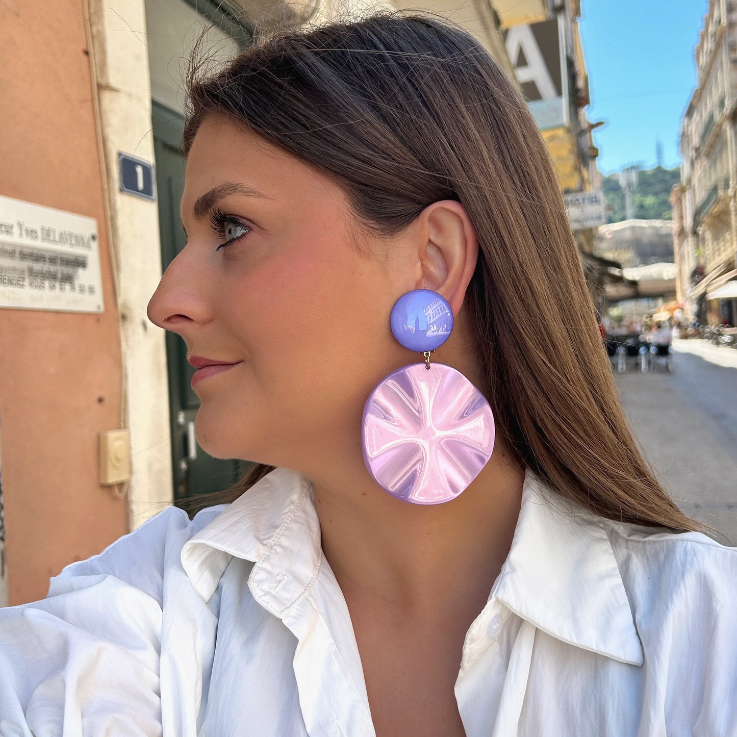 Boucles Venus Violet XL Francine Bramli Paris en résine lilas portées