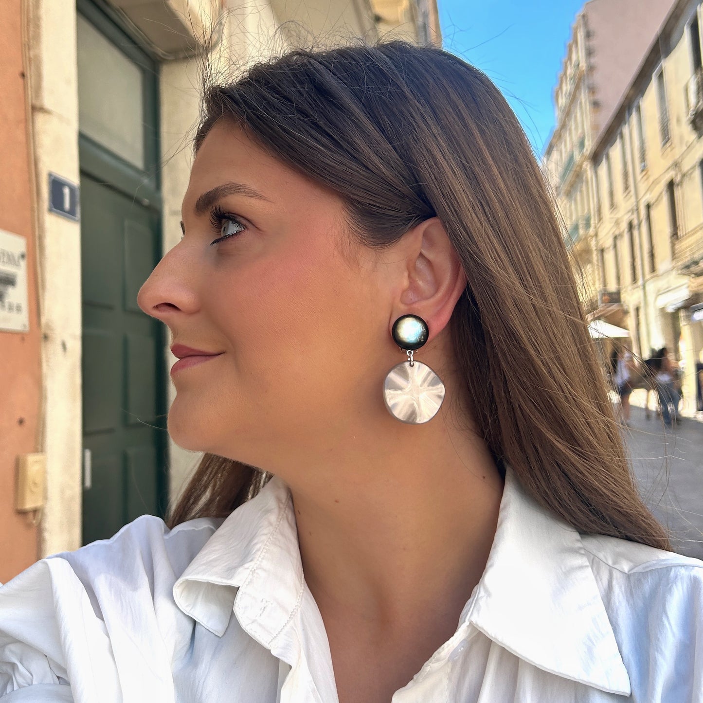 Boucles Venus XS Gris Francine Bramli Paris en résine nacrée portées