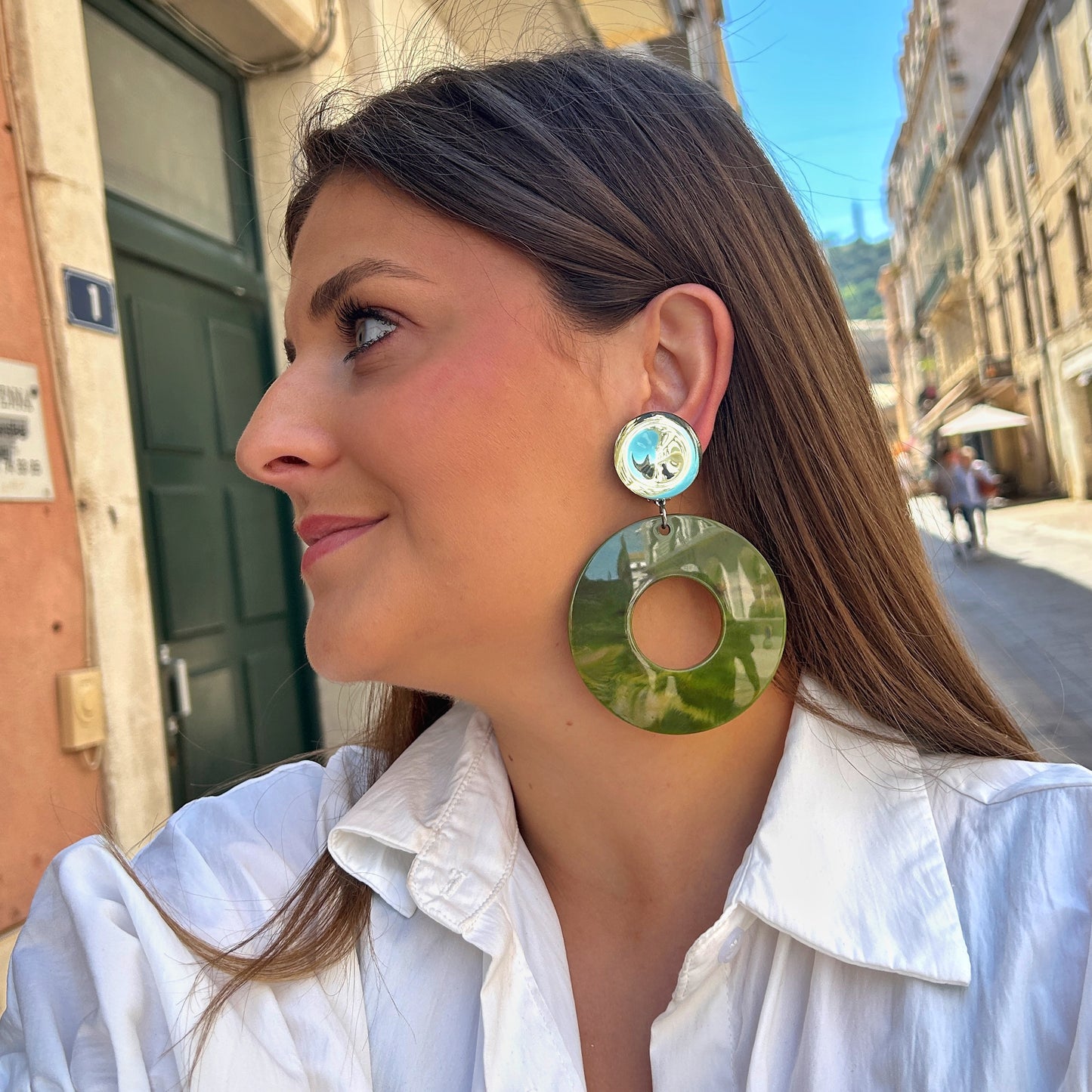 Boucles Yuki Kaki Francine Bramli Paris en résine verte kaki marbrée avec détail argent miroir portées – boucles rondes graphiques femme chez Divinity Sète