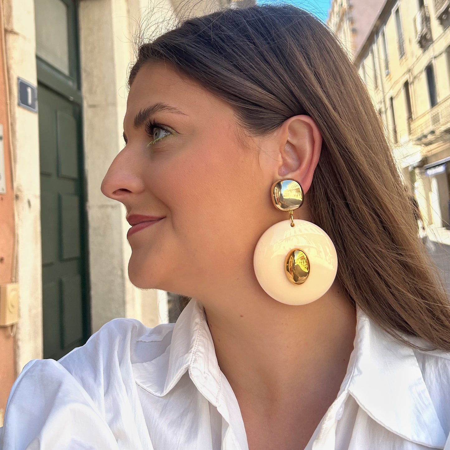 Boucles Zoé Crème Francine Bramli Paris en résine écrue brillante avec détails dorés miroir et design graphique élégant.