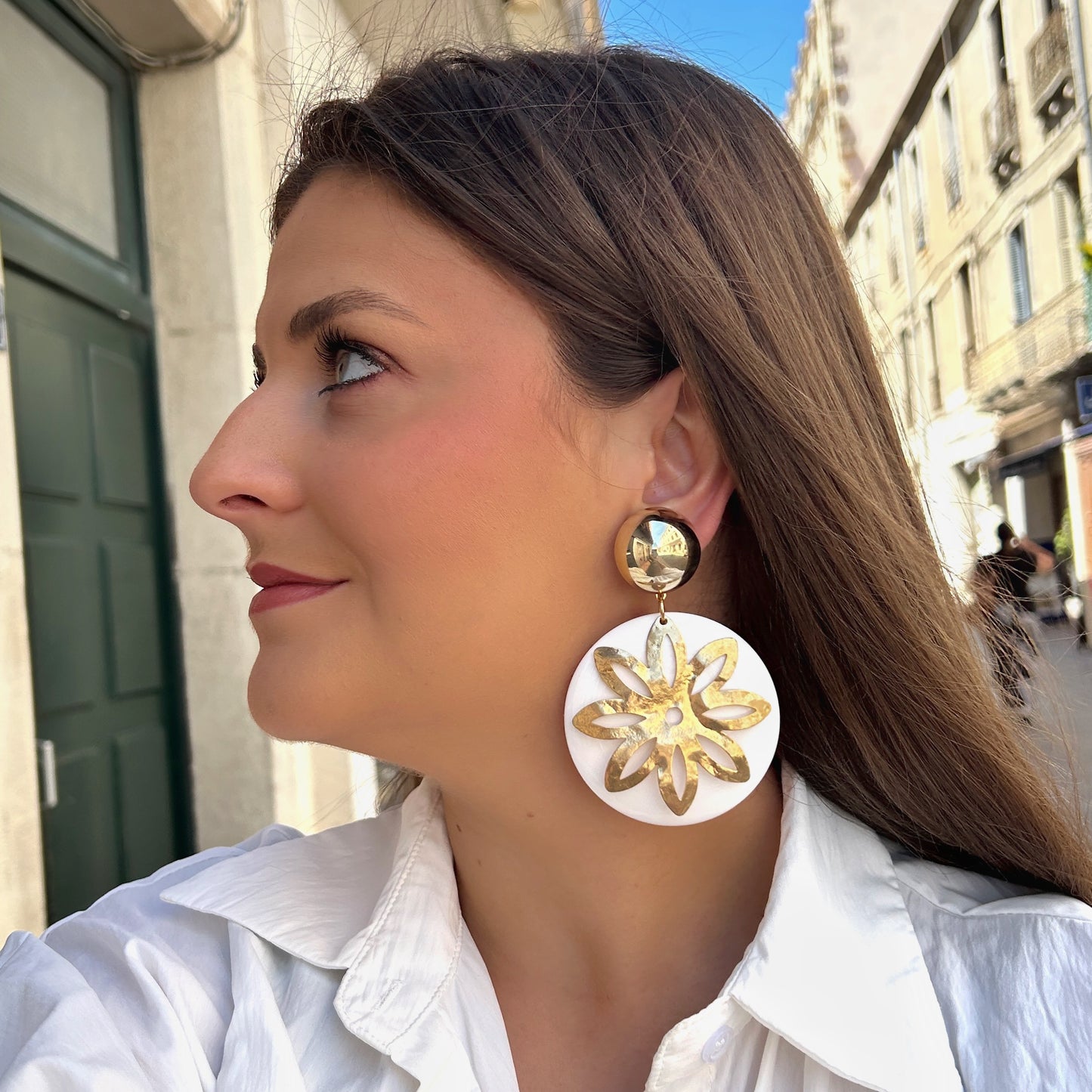 Boucles Zoé Soleil Francine Bramli Paris blanches avec motif soleil doré martelé