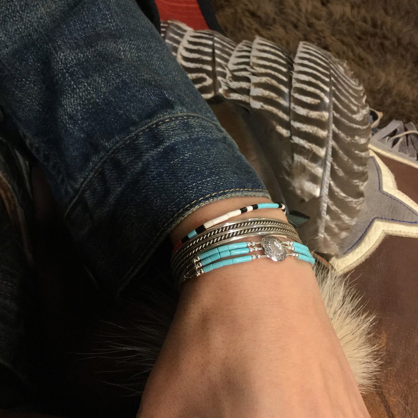 Bracelet Concho Trois Rangs Turquoise B336 Harpo avec concho florale en argent massif et perles turquoise fabriqué à la main aux États-Unis.
