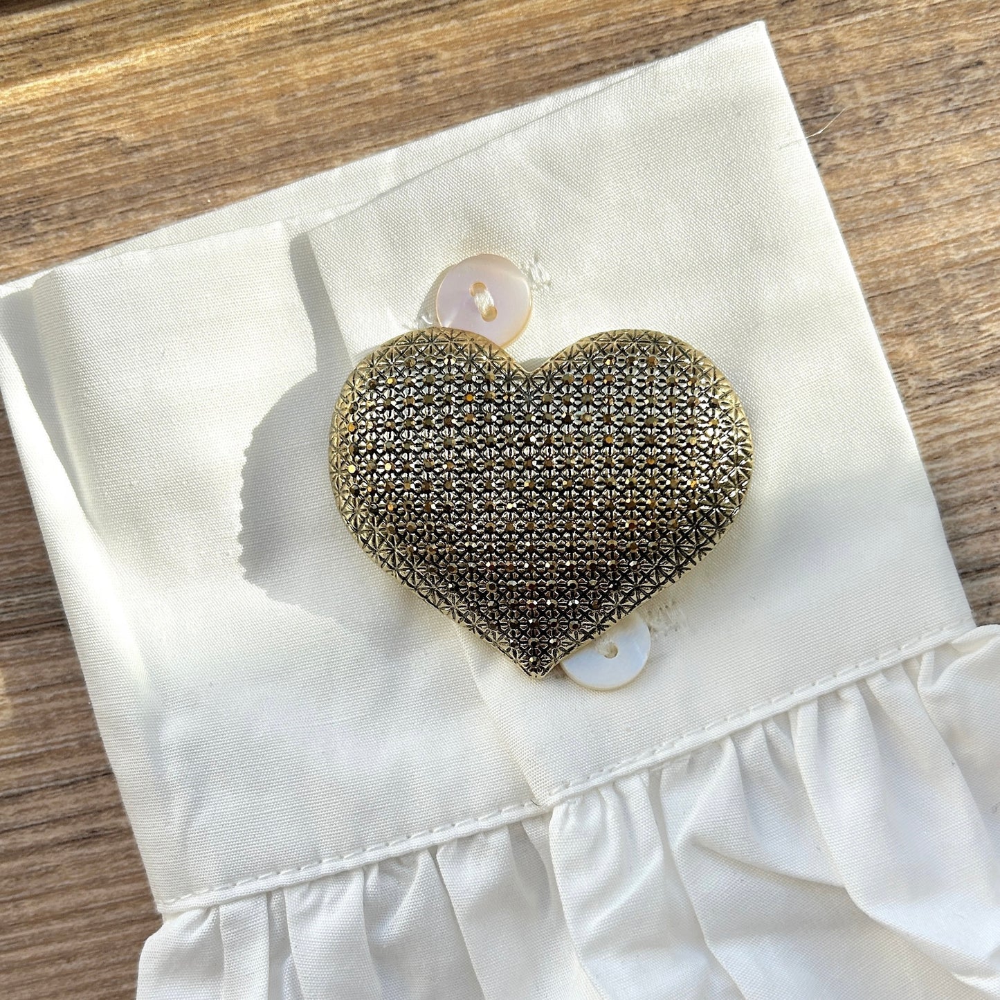 Détail broche aimantée cœur doré texturé