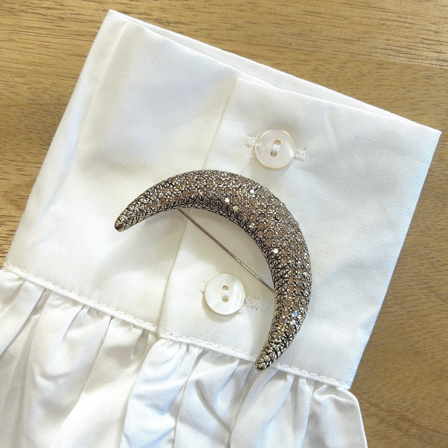 Détail broche lune dorée strass