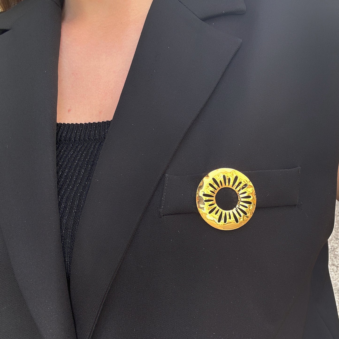 broche-soleil-martele-divinity-sete