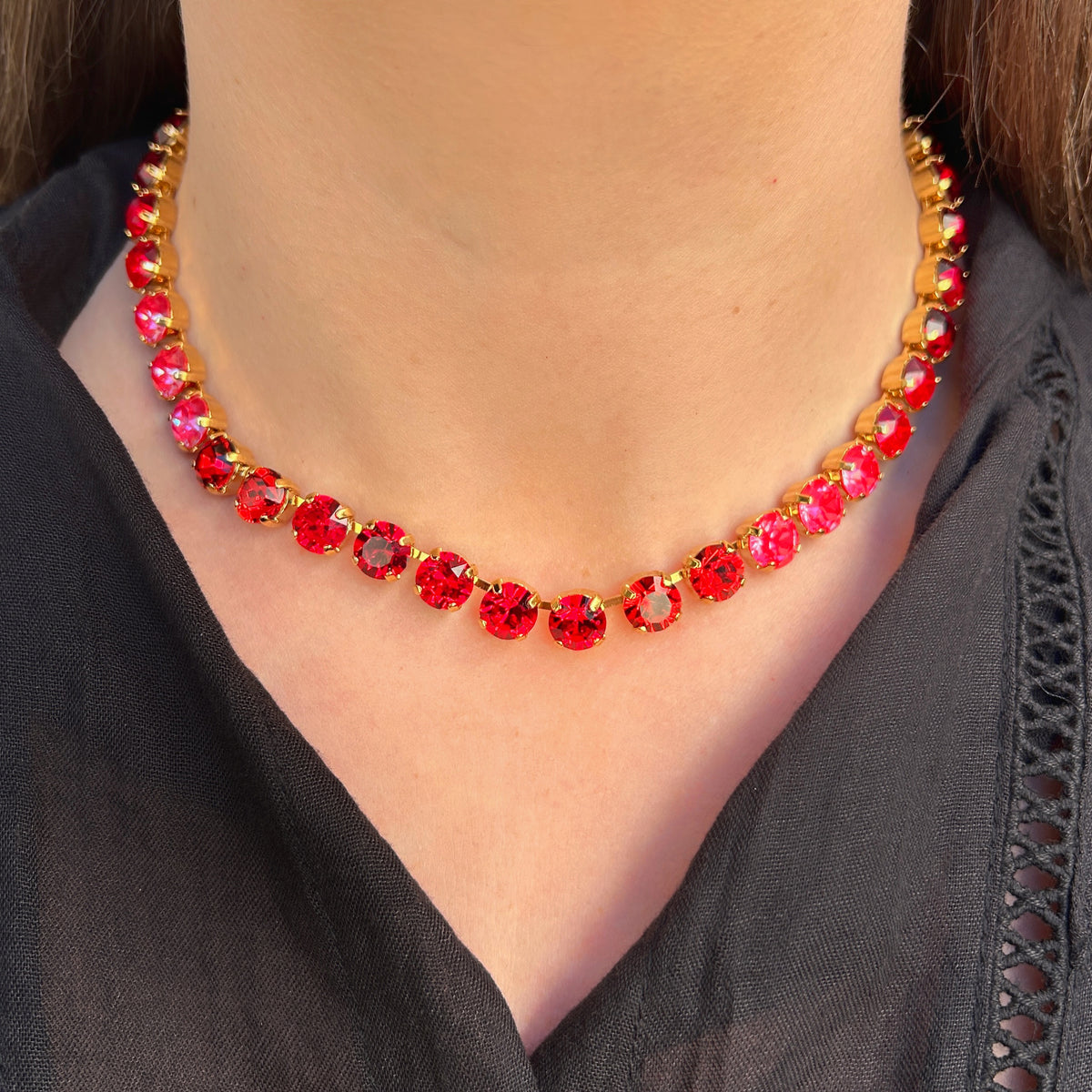 Collier Ava Cerise Crézus en cristaux Swarovski rouges, rubis et rose fuchsia, avec sertissage doré et chaîne à maillons – Divinity Sète