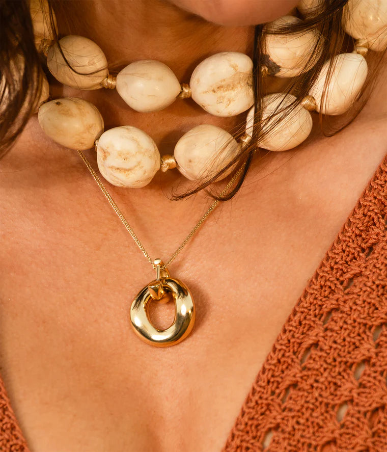 Collier Benoit Zag porté bijou doré moderne et minimaliste