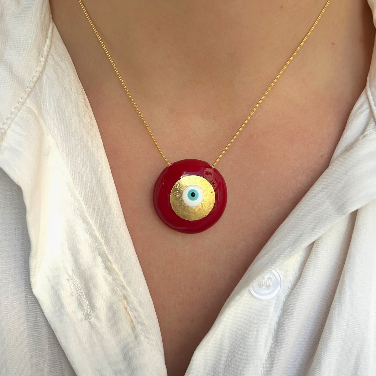 Collier Evil Eye M Rouge Sofia Papalexiou avec pendentif rond rouge de 2,8 cm en laiton émaillé, œil protecteur bleu turquoise et doré