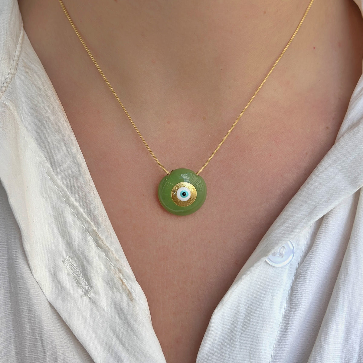 Collier Evil Eye XS Vert Clair Sofia Papalexiou avec pendentif rond vert sauge en laiton émaillé, œil protecteur bleu turquoise et détails dorés