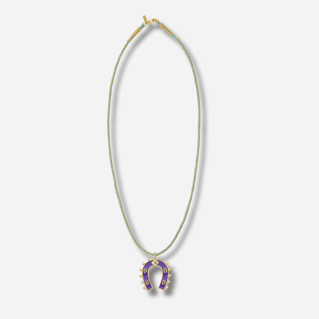 Détail du pendentif fer à cheval violet du collier Purple Horseshoe Mya Bay