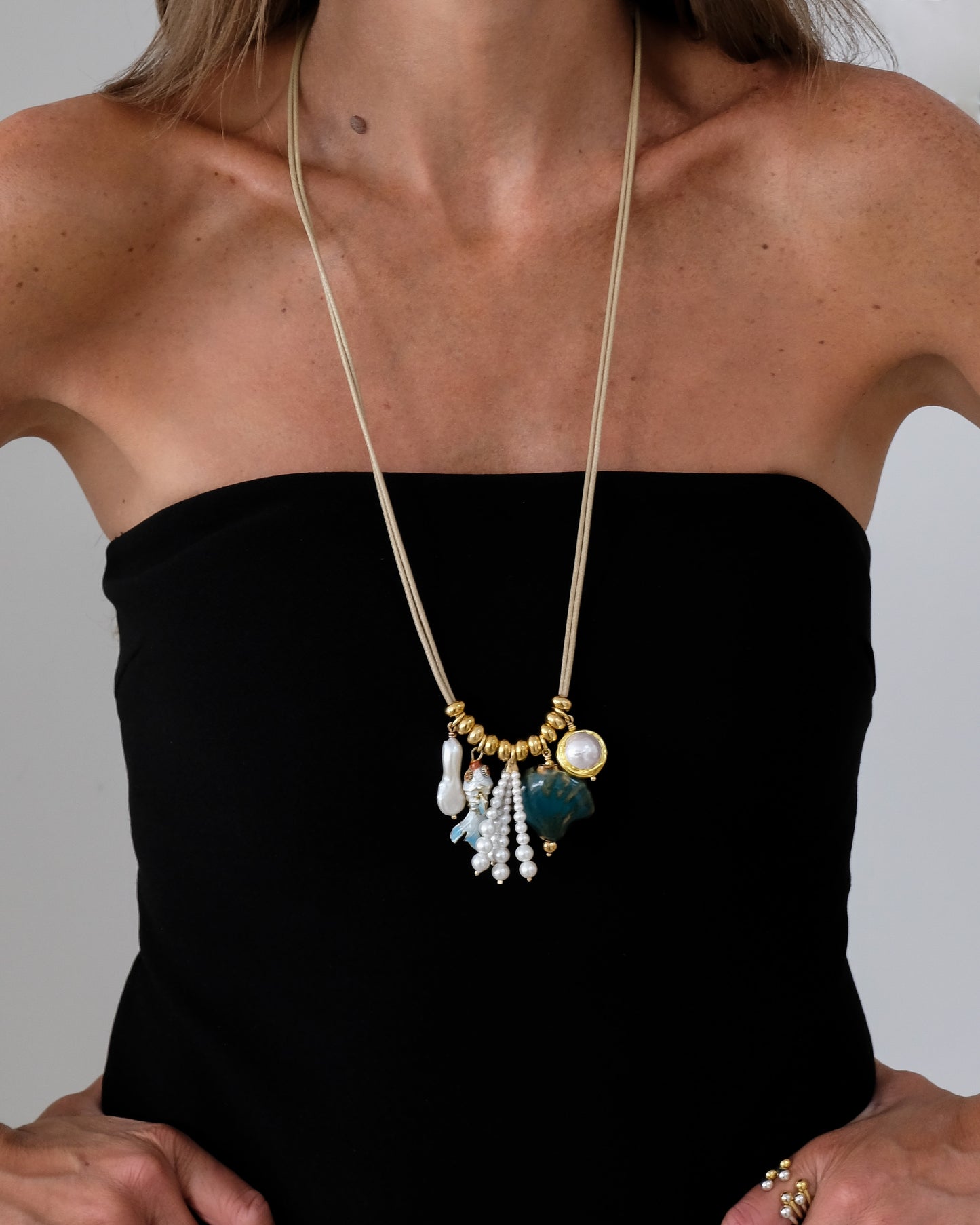 Collier Sigal Mermaid Pampilles Camel porté long