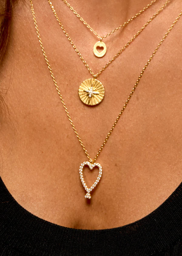 Collier Twin Heart Mya Bay porté au cou