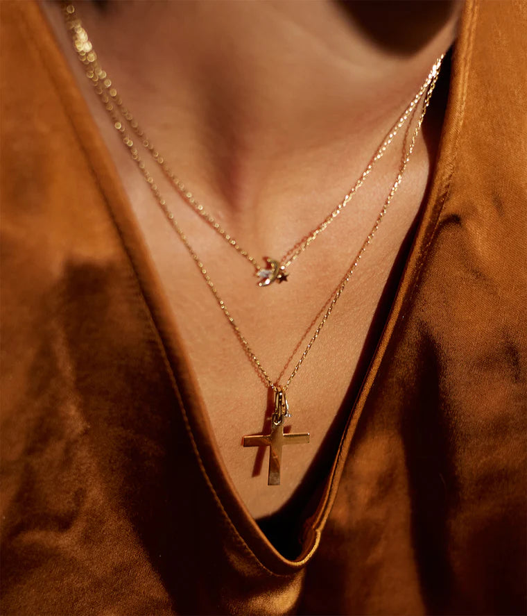 Collier Visning Zag porté bijou doré minimaliste croix