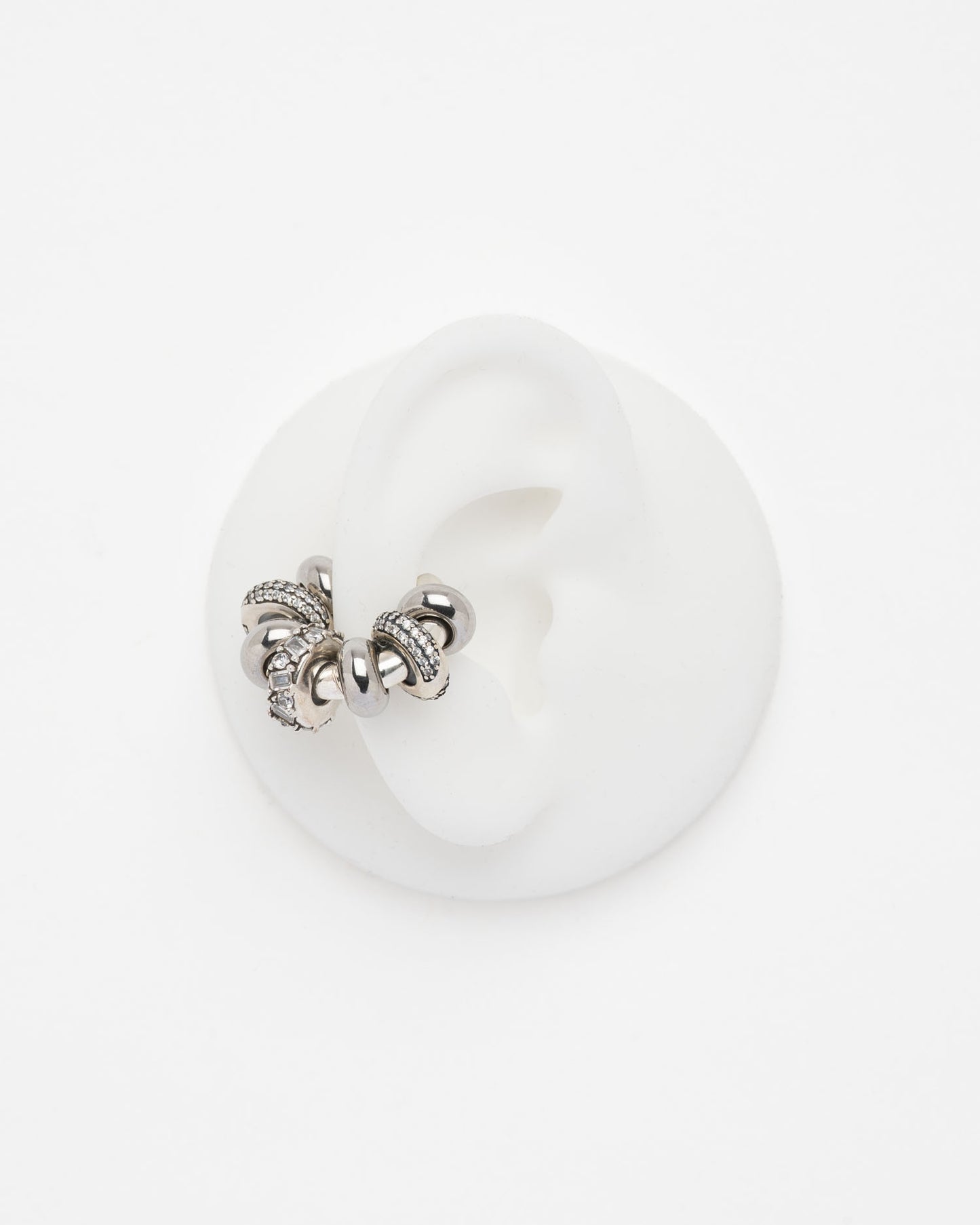 Ear cuff Stella Sigal argent avec anneaux lisses et oxydes de zirconium, bijou d'oreille sans piercing élégant.