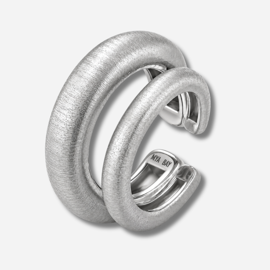 Earcuff Muse Silver MYA BAY argenté, composé de deux anneaux épais aux courbes arrondies et à la finition brossée, chez Divinity Sète.