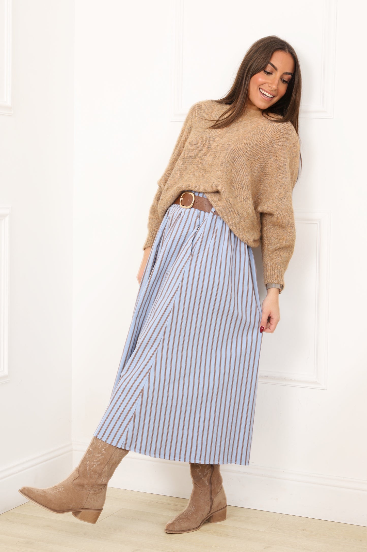 Détail plis jupe femme rayée