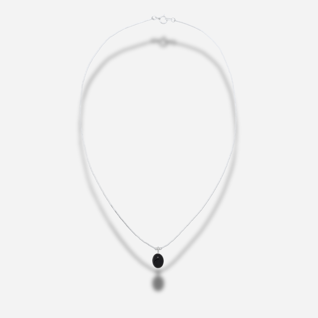 Collier N3311 Ovale Onyx Noir Harpo en argent massif avec pendentif ovale serti d’une pierre naturelle d’onyx noir sur chaîne liquid silver.